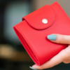 風水でダメな色の財布は「赤」と「青」！金運を下げる色の財布を使いたい場合の対処法も解説