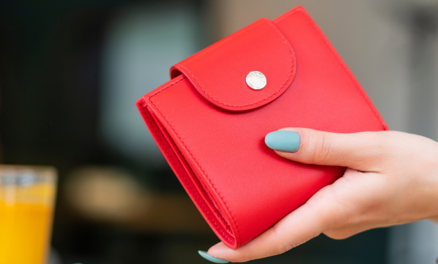 風水でダメな色の財布は「赤」と「青」！金運を下げる色の財布を使いたい場合の対処法も解説